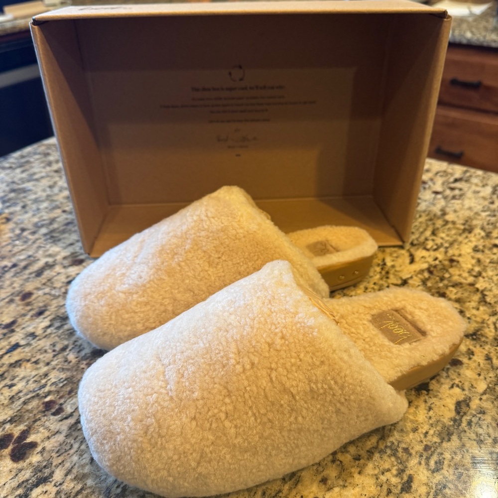 NEW IN BOX. Beek. Flufftail mas shearling leather mule slippers. Natural. Size 9